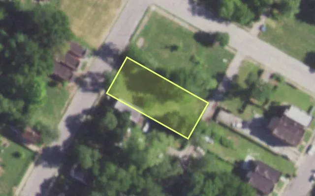 Aerial view of 1956 BELT AV — vacant lot, St. Louis with approximate parcel outline