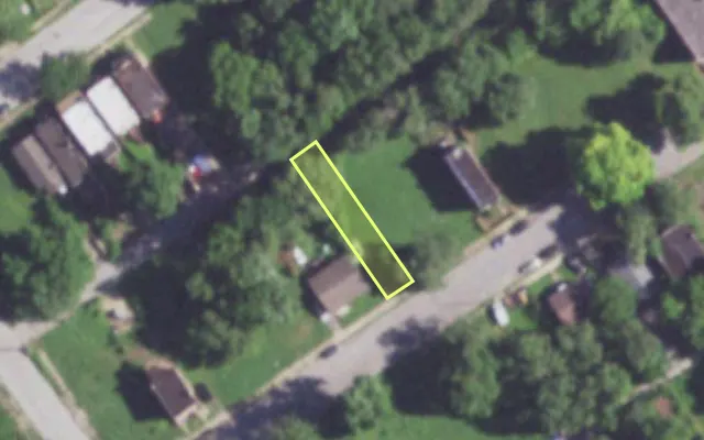 Aerial view of 1903 E PRAIRIE AV — vacant lot, St. Louis with approximate parcel outline
