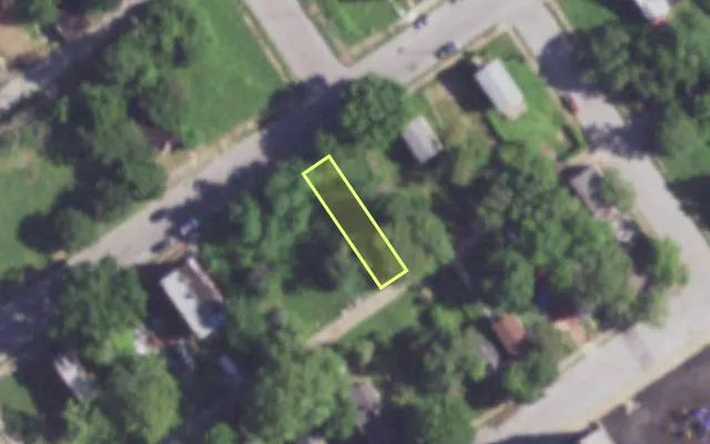 Aerial view of 2118 E PRAIRIE AV — vacant lot, St. Louis with approximate parcel outline