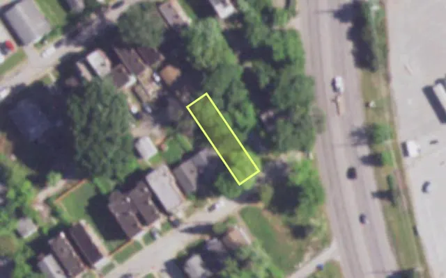 Aerial view of 711 THRUSH AV — vacant lot, St. Louis with approximate parcel outline