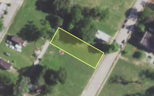 Aerial view of 1935 BURD AV — vacant lot, St. Louis with approximate parcel outline