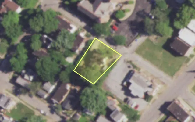 Aerial view of 418 BOWEN ST — vacant lot, St. Louis with approximate parcel outline