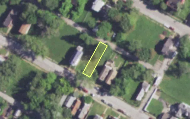 Aerial view of 4437 BESSIE AV — vacant lot, St. Louis with approximate parcel outline
