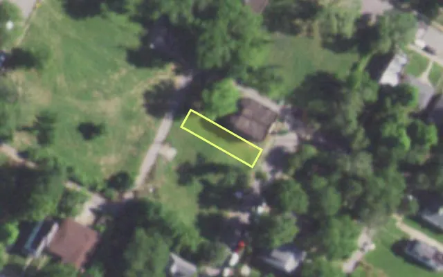 Aerial view of 2527 CHESTER ST — vacant lot, St. Louis with approximate parcel outline