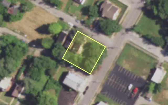 Aerial view of 4700 HIGHLAND AV — vacant lot, St. Louis with approximate parcel outline