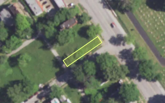 Aerial view of 5700 W FLORISSANT AV — vacant lot, St. Louis with approximate parcel outline