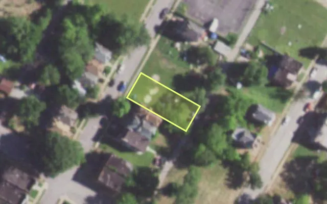 Aerial view of 1370 MONTCLAIR AV — vacant lot, St. Louis with approximate parcel outline