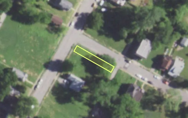 Aerial view of 2550 ARLINGTON AV — vacant lot, St. Louis with approximate parcel outline