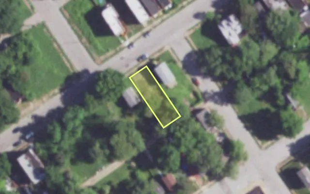 Aerial view of 2106 E PRAIRIE AV — vacant lot, St. Louis with approximate parcel outline