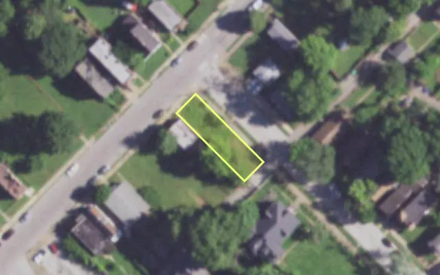 Aerial view of 2000 E COLLEGE AV — vacant lot, St. Louis with approximate parcel outline