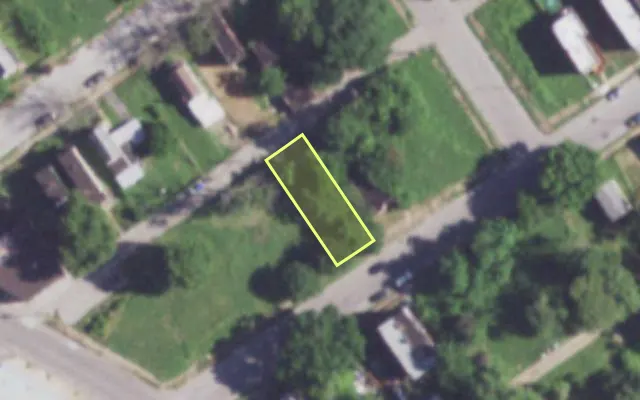 Aerial view of 2115 E PRAIRIE AV — vacant lot, St. Louis with approximate parcel outline