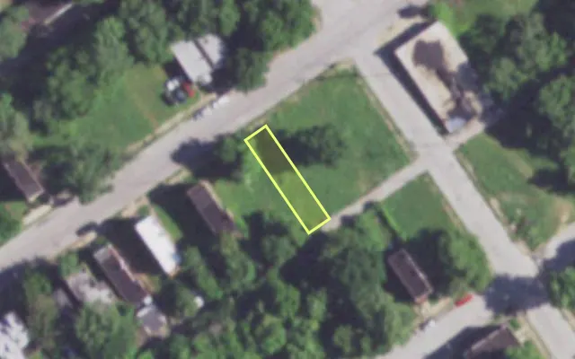 Aerial view of 2012 E PRAIRIE AV — vacant lot, St. Louis with approximate parcel outline