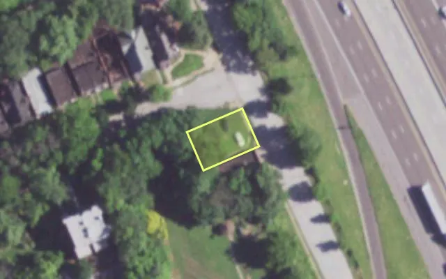 Aerial view of 3925 N 11TH ST — vacant lot, St. Louis with approximate parcel outline