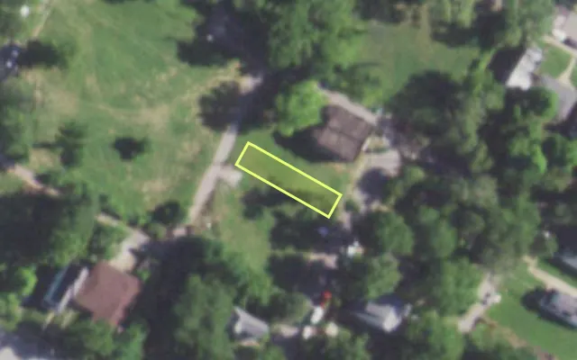 Aerial view of 2525 CHESTER ST — vacant lot, St. Louis with approximate parcel outline