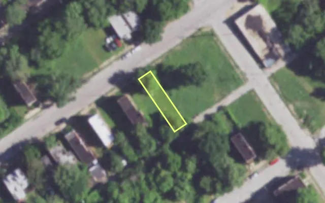 Aerial view of 2014 E PRAIRIE AV — vacant lot, St. Louis with approximate parcel outline