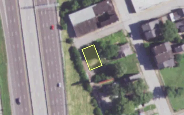 Aerial view of 910 ANGELRODT ST — vacant lot, St. Louis with approximate parcel outline