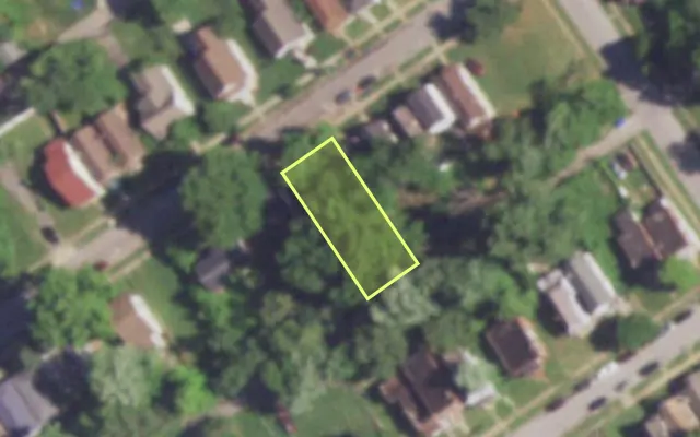 Aerial view of 4564 DAVISON AV — vacant lot, St. Louis with approximate parcel outline
