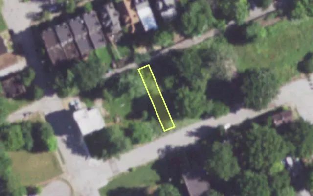 Aerial view of 1421 BREMEN AV — vacant lot, St. Louis with approximate parcel outline