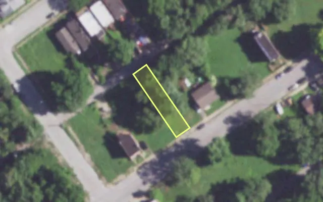 Aerial view of 1915 E PRAIRIE AV — vacant lot, St. Louis with approximate parcel outline