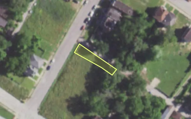 Aerial view of 1374 ARLINGTON AV — vacant lot, St. Louis with approximate parcel outline