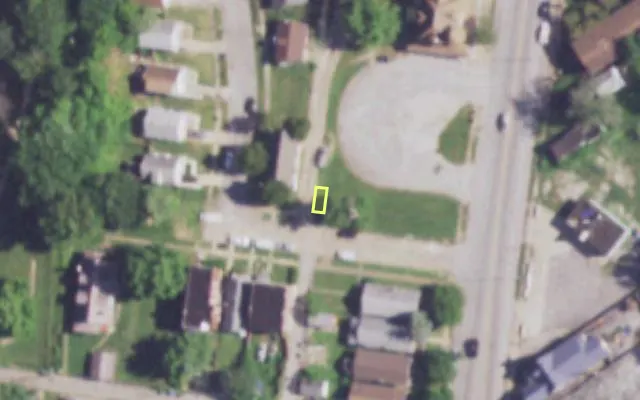Aerial view of 809 GRAPE AV — vacant lot, St. Louis with approximate parcel outline