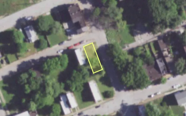 Aerial view of 1900 GARDEN ST — vacant lot, St. Louis with approximate parcel outline