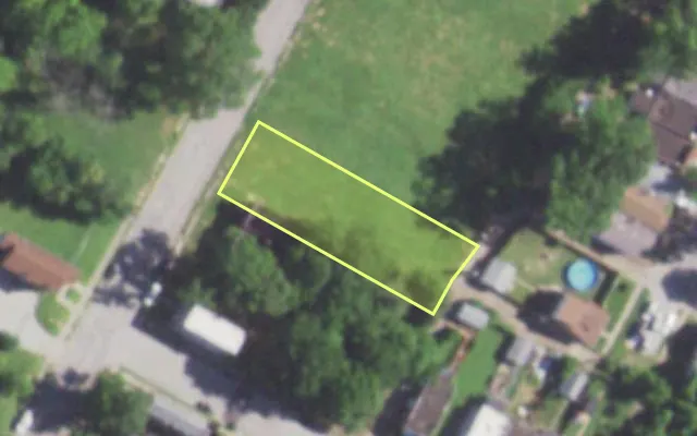 Aerial view of 2812 ARLINGTON AV — vacant lot, St. Louis with approximate parcel outline