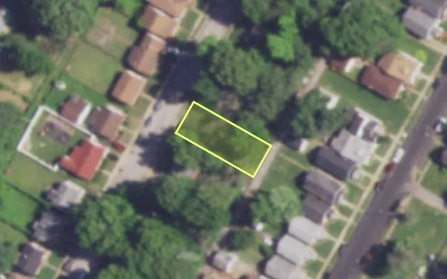Aerial view of 5562 ERA AV — vacant lot, St. Louis with approximate parcel outline
