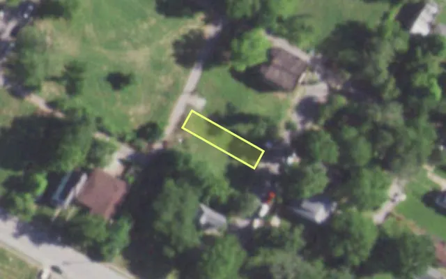Aerial view of 2521 CHESTER ST — vacant lot, St. Louis with approximate parcel outline