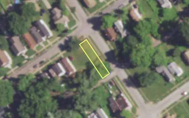 Aerial view of 4588 DAVISON AV — vacant lot, St. Louis with approximate parcel outline