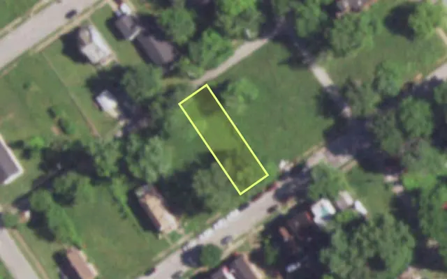 Aerial view of 5525 WREN AV — vacant lot, St. Louis with approximate parcel outline