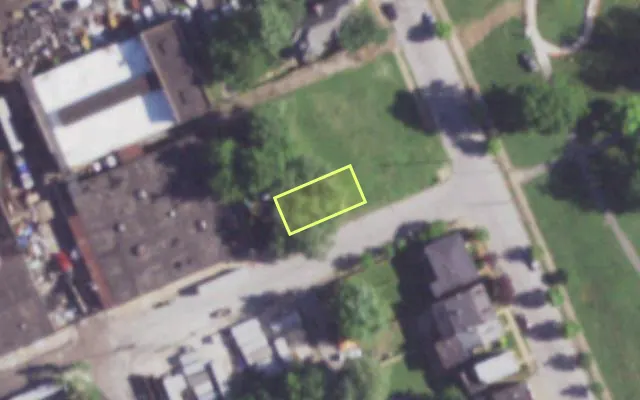 Aerial view of 2009 FARRAR ST — vacant lot, St. Louis with approximate parcel outline