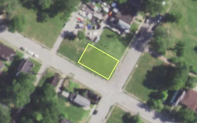 Aerial view of 2501 ARLINGTON AV — vacant lot, St. Louis with approximate parcel outline