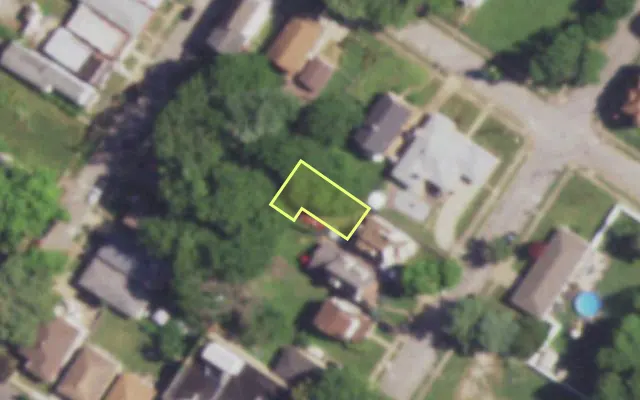 Aerial view of 910 R IRON ST — vacant lot, St. Louis with approximate parcel outline