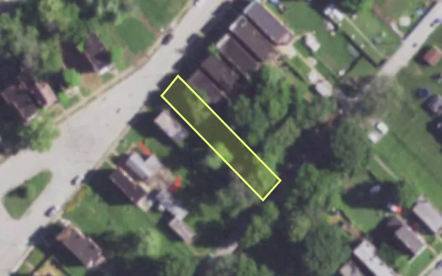 Aerial view of 1942 E WARNE AV — vacant lot, St. Louis with approximate parcel outline