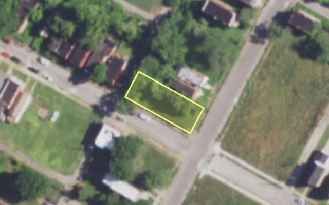 Aerial view of 1905 ANNIE MALONE DR — vacant lot, St. Louis with approximate parcel outline
