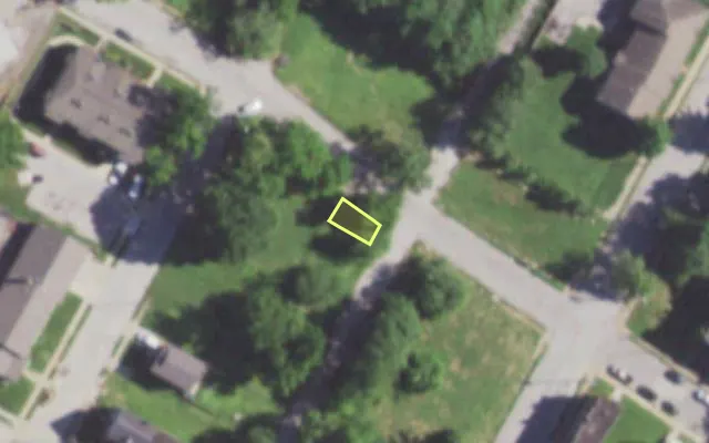Aerial view of 1572 IRVING AV — vacant lot, St. Louis with approximate parcel outline