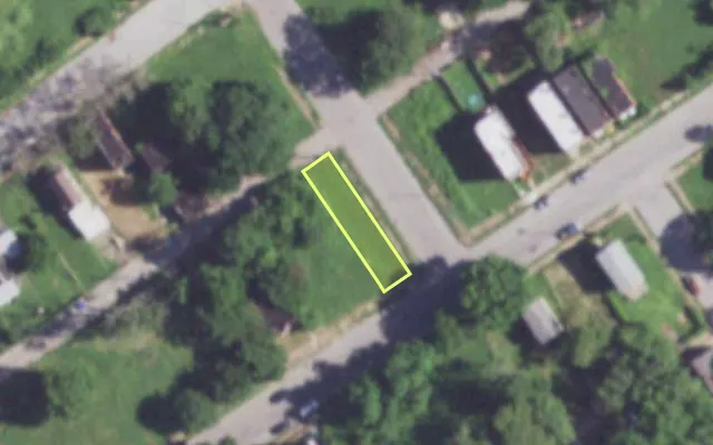 Aerial view of 2101 E PRAIRIE AV — vacant lot, St. Louis with approximate parcel outline
