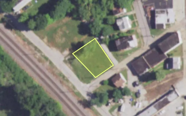 Aerial view of 909 CHRISTIAN AV — vacant lot, St. Louis with approximate parcel outline