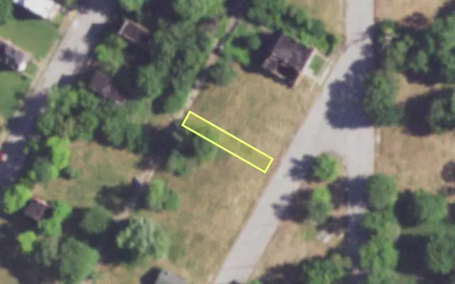 Aerial view of 2433 LAFLIN ST — vacant lot, St. Louis with approximate parcel outline