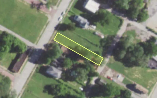 Aerial view of 2828 BURD AV — vacant lot, St. Louis with approximate parcel outline