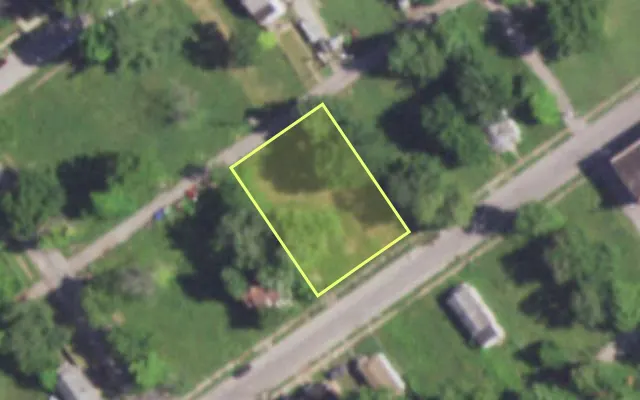 Aerial view of 5519 THRUSH AV — vacant lot, St. Louis with approximate parcel outline