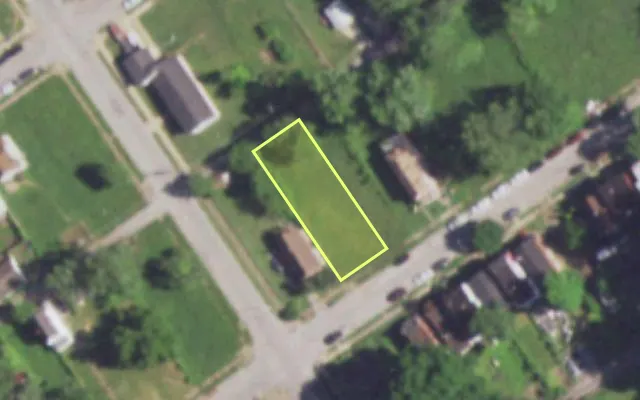 Aerial view of 5505 WREN AV — vacant lot, St. Louis with approximate parcel outline