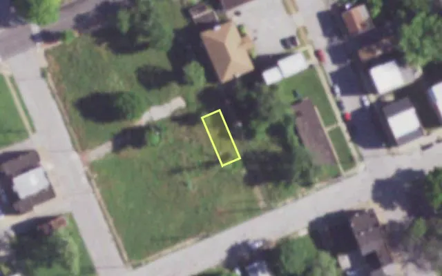 Aerial view of 1915 R MALLINCKRODT ST — vacant lot, St. Louis with approximate parcel outline