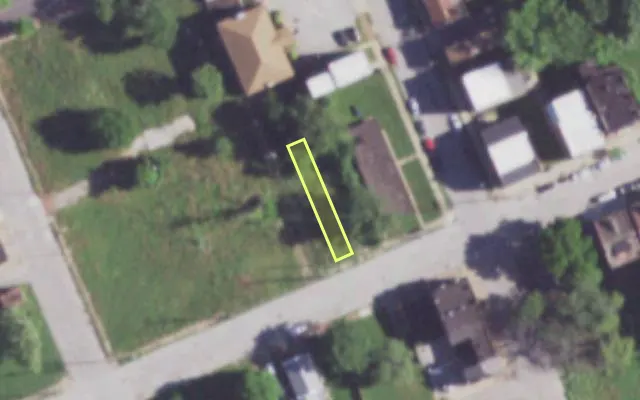 Aerial view of 1909 MALLINCKRODT ST — vacant lot, St. Louis with approximate parcel outline