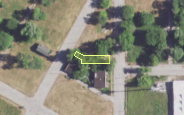 Aerial view of 2425 N GARRISON AV — vacant lot, St. Louis with approximate parcel outline