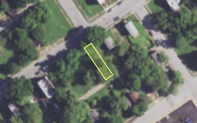 Aerial view of 2116 E PRAIRIE AV — vacant lot, St. Louis with approximate parcel outline