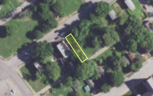 Aerial view of 2128 E PRAIRIE AV — vacant lot, St. Louis with approximate parcel outline