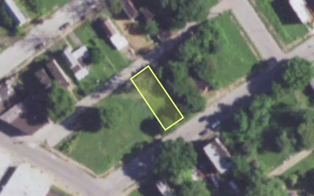 Aerial view of 2119 E PRAIRIE AV — vacant lot, St. Louis with approximate parcel outline