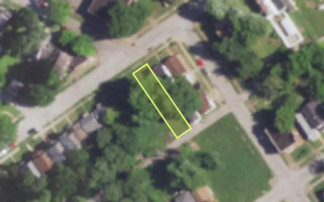 Aerial view of 4784 WREN AV — vacant lot, St. Louis with approximate parcel outline